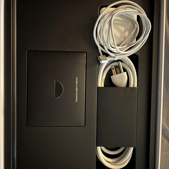 ‼️S🅾️LD‼️Barely Used, Like New MacBook Air - Picture 4 of 9